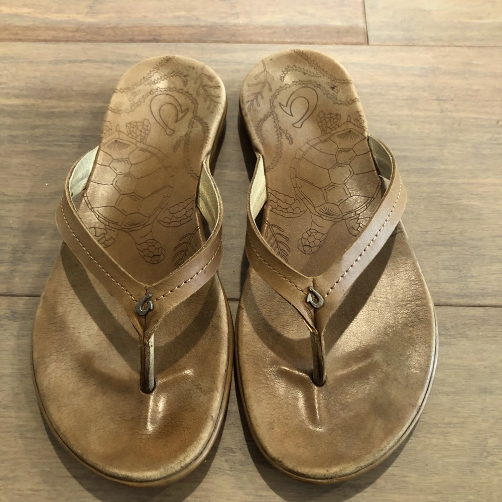 Barely worn genuine leather Olukai sandals!